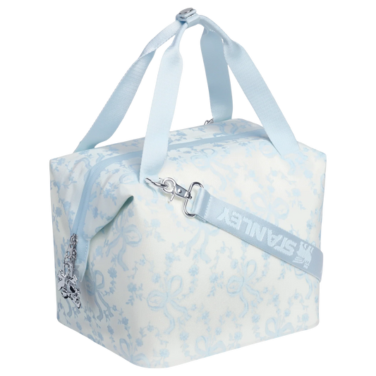 Lonchera 10 Latas LoveShackFancy en Coquette Bow Winter Ice "Pre-Venta"