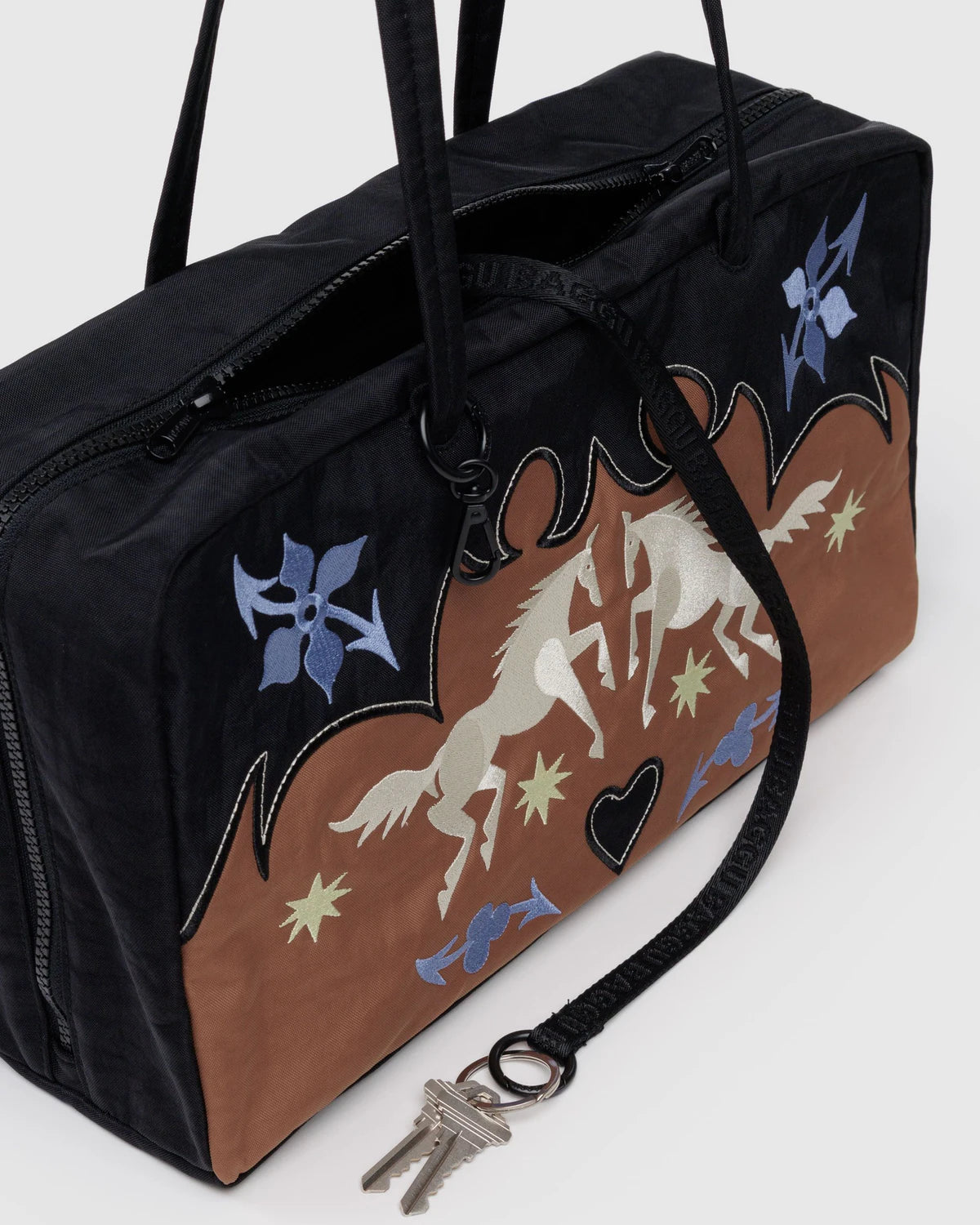 BAGGU Nylon Bowler Bag Western Appliqué Café "Pre-Venta"