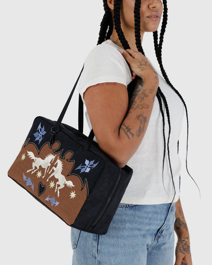 BAGGU Nylon Bowler Bag Western Appliqué Café "Pre-Venta"