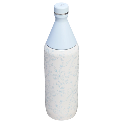 Termo 34 oz LoveShackFancy Holiday All Day Slim Bottle en Coquette Bow Winter Ice PREVENTA