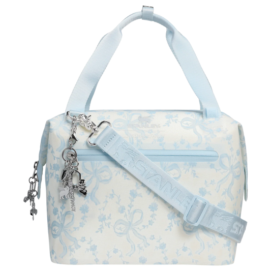 Lonchera 10 Latas LoveShackFancy en Coquette Bow Winter Ice "Pre-Venta"