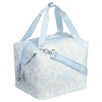 Lonchera 10 Latas LoveShackFancy en Coquette Bow Winter Ice "Pre-Venta"