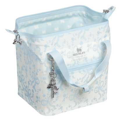 Lonchera 10 Latas LoveShackFancy en Coquette Bow Winter Ice "Pre-Venta"