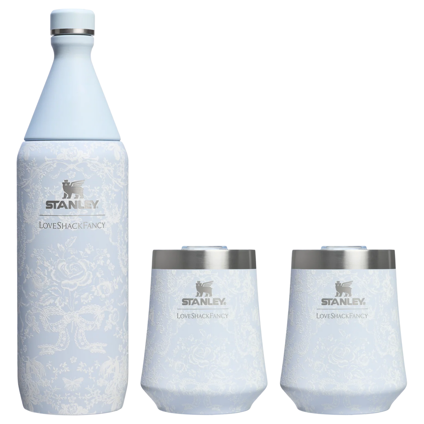 Set 3 piezas LoveShackFancy Holiday Reserve All Day Wine Set en Toscana Toile Alpine Blue "Pre-Venta"