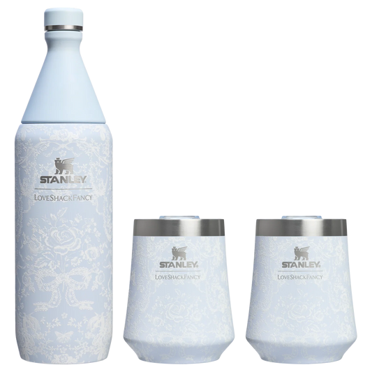 Set 3 piezas LoveShackFancy Holiday Reserve All Day Wine Set en Toscana Toile Alpine Blue "Pre-Venta"