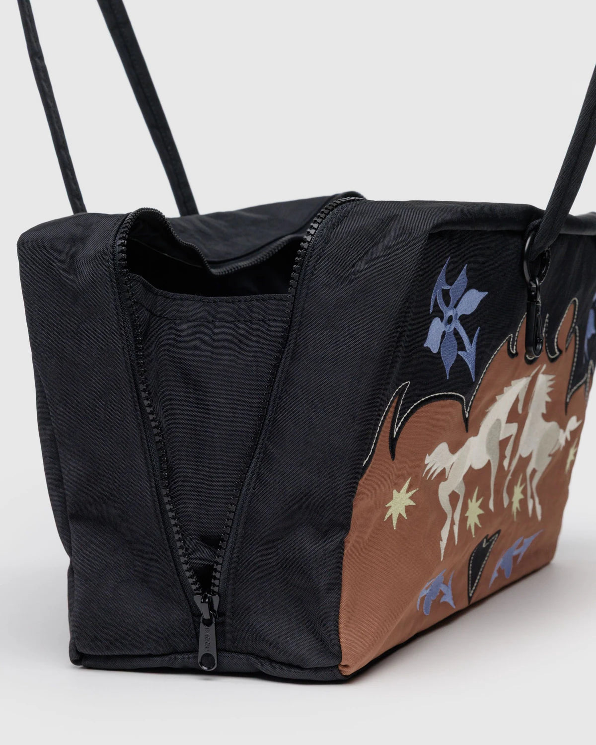 BAGGU Nylon Bowler Bag Western Appliqué Café "Pre-Venta"